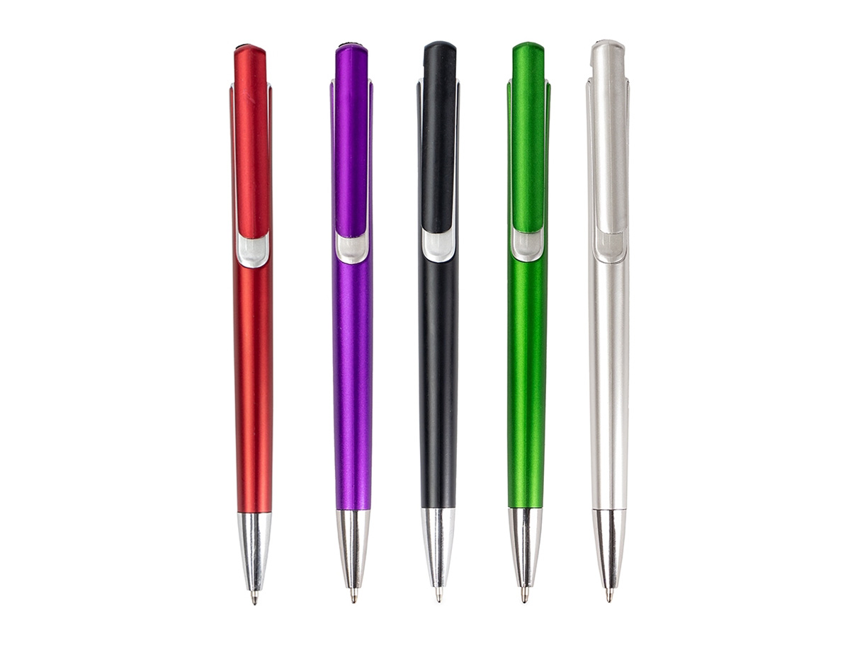 Caneta plástica com ponta metálica, acionamento por clique e abertura que funciona como suporte de celular. Possui ponteira com revestimento em feltro para limpeza de telas e carga esferográfica azul de 1.0mm.