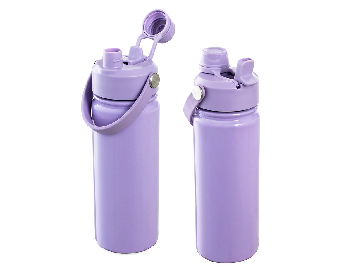 Garrafa térmica em aço inox 304 e capacidade para até 600ml. Apresenta estrutura de parede dupla e vedação a vácuo, oferecendo a conservação da temperatura de líquidos por mais tempo. Possui tampa rosqueável feita em plástico com proteção para o bocal, bico flip, canudo interno removível e alça fixa para transporte.