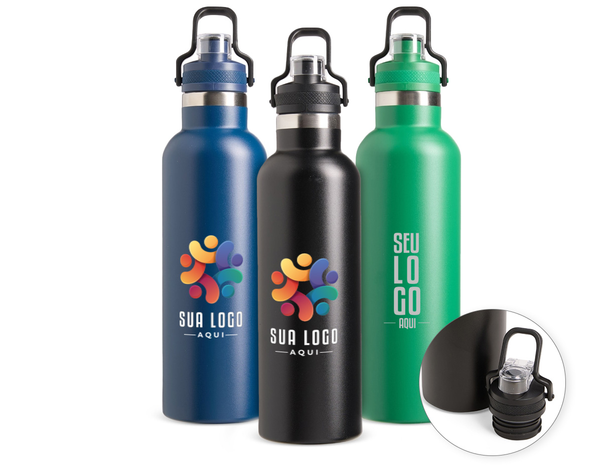Garrafa térmica em inox 304 com capacidade de até 800ml. Possui estrutura de parede dupla e vedação a vácuo, permitindo conservar a temperatura de bebidas por mais tempo. Apresenta uma tampa rosqueável em plástico com protetor para o bocal e trava de segurança integrada à alça.