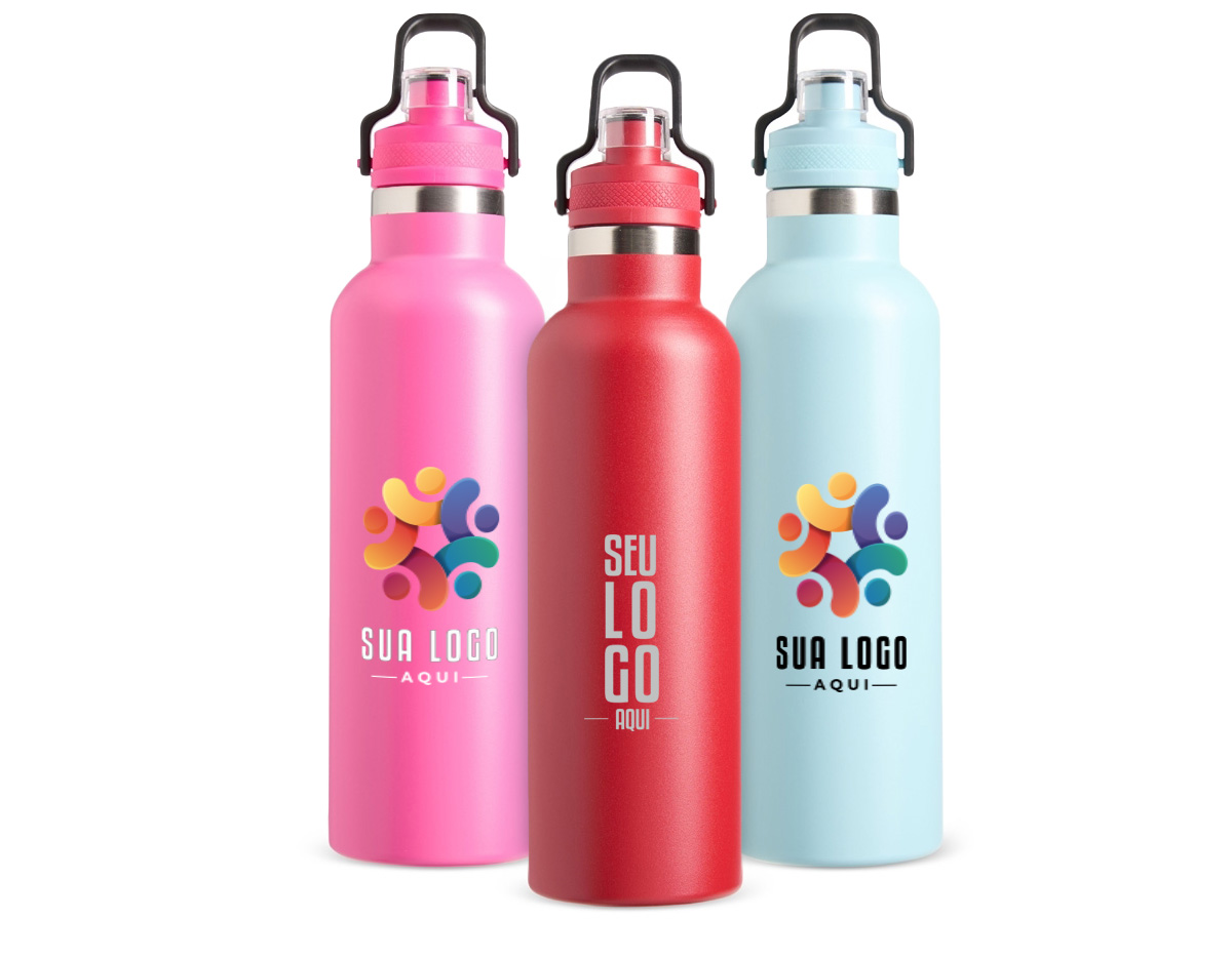 Garrafa térmica em inox 304 com capacidade de até 800ml. Possui estrutura de parede dupla e vedação a vácuo, permitindo conservar a temperatura de bebidas por mais tempo. Apresenta uma tampa rosqueável em plástico com protetor para o bocal e trava de segurança integrada à alça.