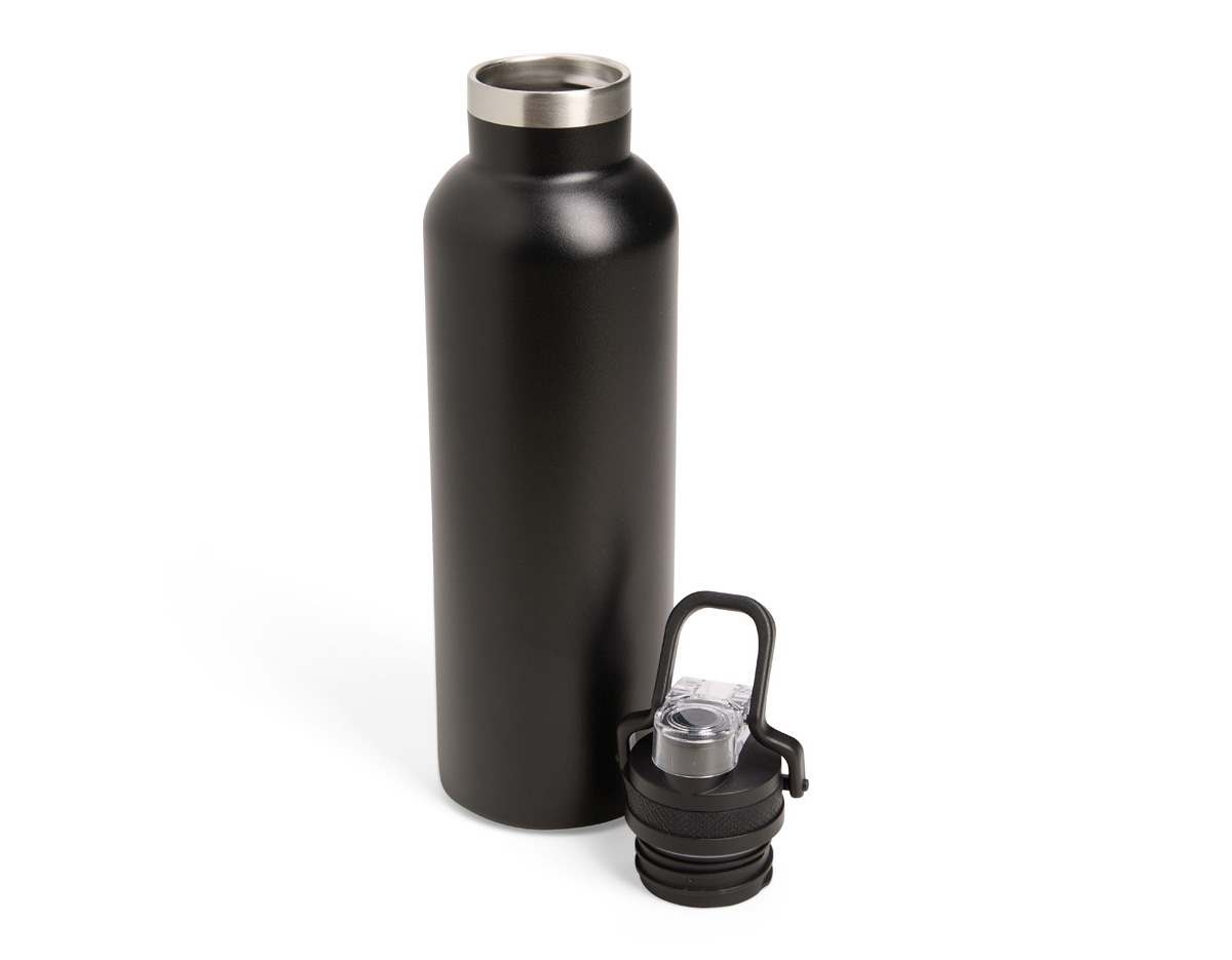 Garrafa térmica em inox 304 com capacidade de até 800ml. Possui estrutura de parede dupla e vedação a vácuo, permitindo conservar a temperatura de bebidas por mais tempo. Apresenta uma tampa rosqueável em plástico com protetor para o bocal e trava de segurança integrada à alça.
