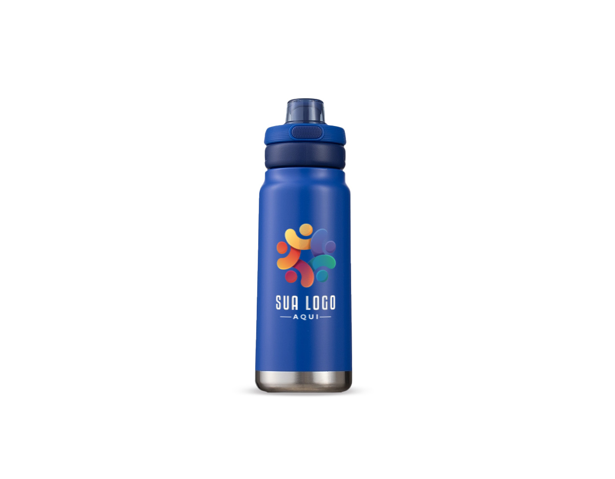 Garrafa térmica em inox com base emborrachada antiderrapante e capacidade máxima de 750ml. Possui estrutura de parede dupla e isolamento a vácuo, permitindo conservar a temperatura de líquidos por mais tempo. Dispõe ainda de tampa plástica com alça móvel e protetor para o bocal acionado por botão. Acompanha um canudo plástico para encaixe no interior da garrafa.