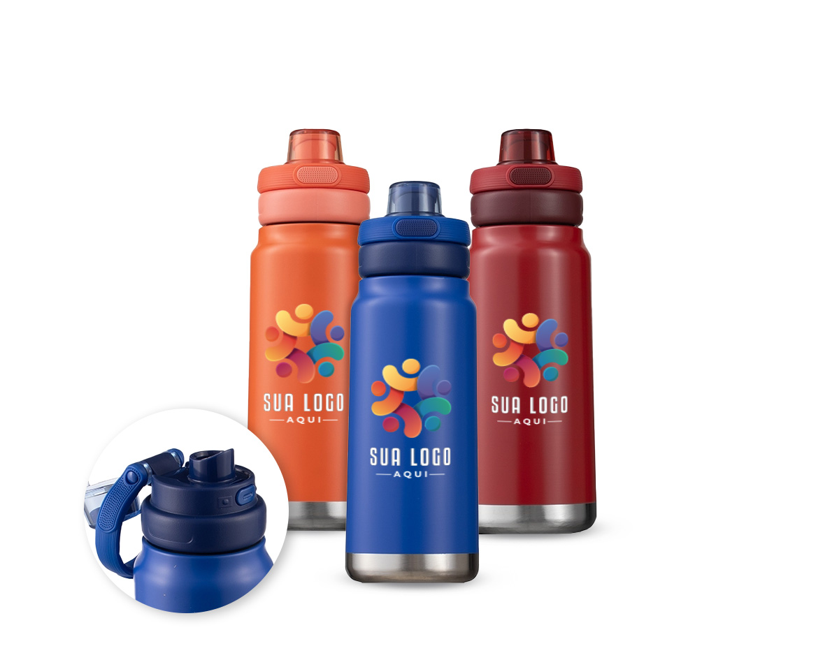 Garrafa térmica em inox com base emborrachada antiderrapante e capacidade máxima de 750ml. Possui estrutura de parede dupla e isolamento a vácuo, permitindo conservar a temperatura de líquidos por mais tempo. Dispõe ainda de tampa plástica com alça móvel e protetor para o bocal acionado por botão. Acompanha um canudo plástico para encaixe no interior da garrafa.