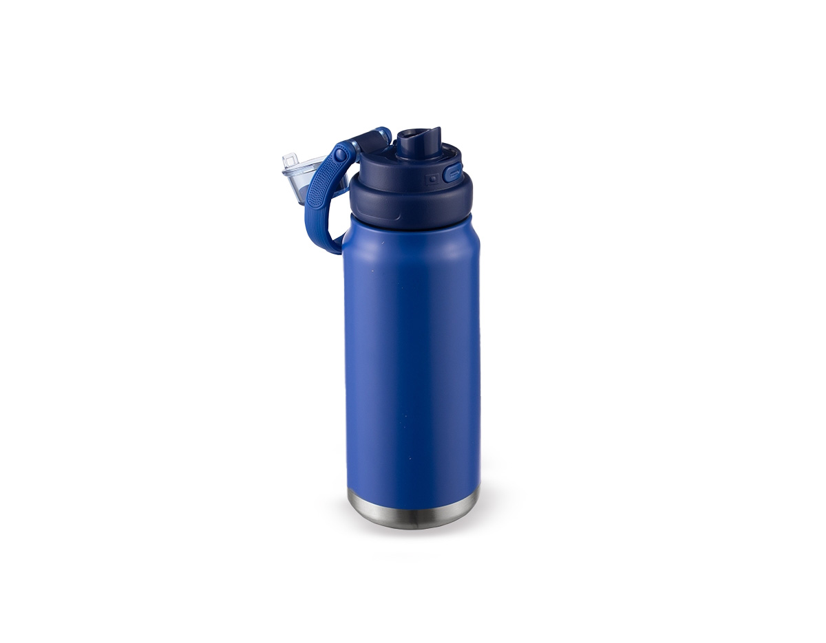 Garrafa térmica em inox com base emborrachada antiderrapante e capacidade máxima de 750ml. Possui estrutura de parede dupla e isolamento a vácuo, permitindo conservar a temperatura de líquidos por mais tempo. Dispõe ainda de tampa plástica com alça móvel e protetor para o bocal acionado por botão. Acompanha um canudo plástico para encaixe no interior da garrafa.