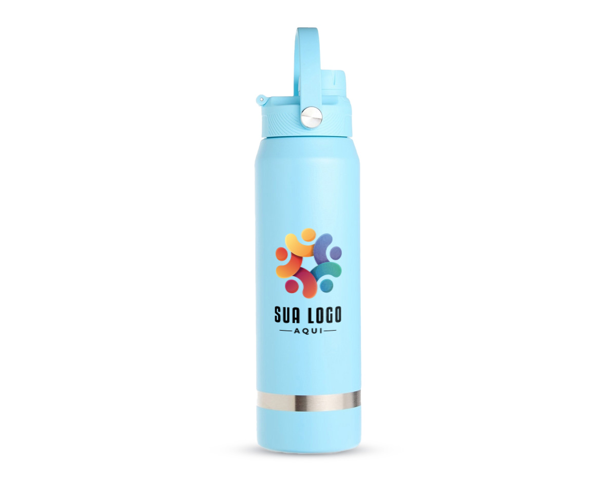 Garrafa térmica em inox 304 com capacidade para até 800ml. Possui estrutura de parede dupla e vedação a vácuo, permitindo a conservação da temperatura de líquidos por mais tempo. Conta ainda com tampa plástica rosqueável com protetor para o bocal, além de alça para transporte.