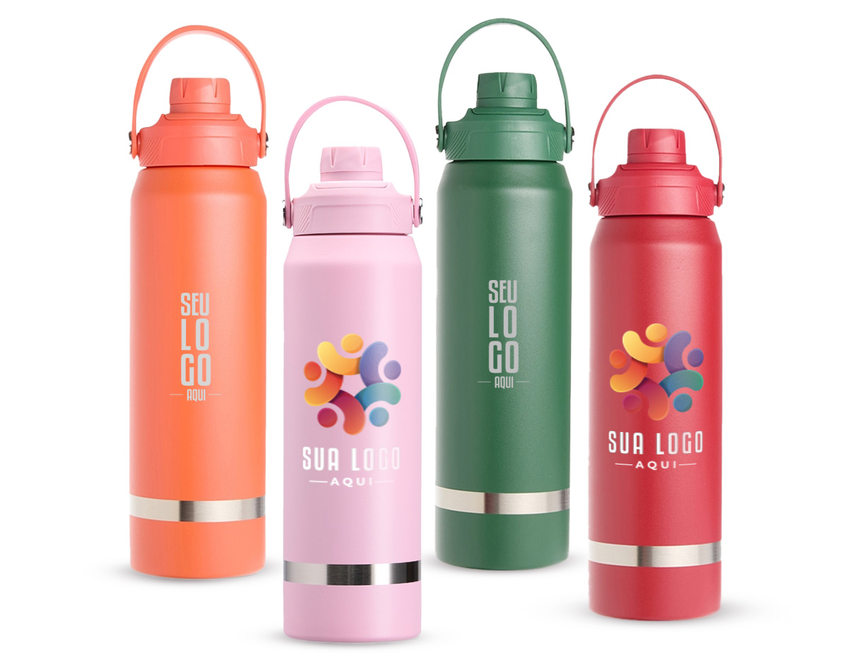 Garrafa térmica em inox 304 com capacidade para até 800ml. Possui estrutura de parede dupla e vedação a vácuo, permitindo a conservação da temperatura de líquidos por mais tempo. Conta ainda com tampa plástica rosqueável com protetor para o bocal, além de alça para transporte.