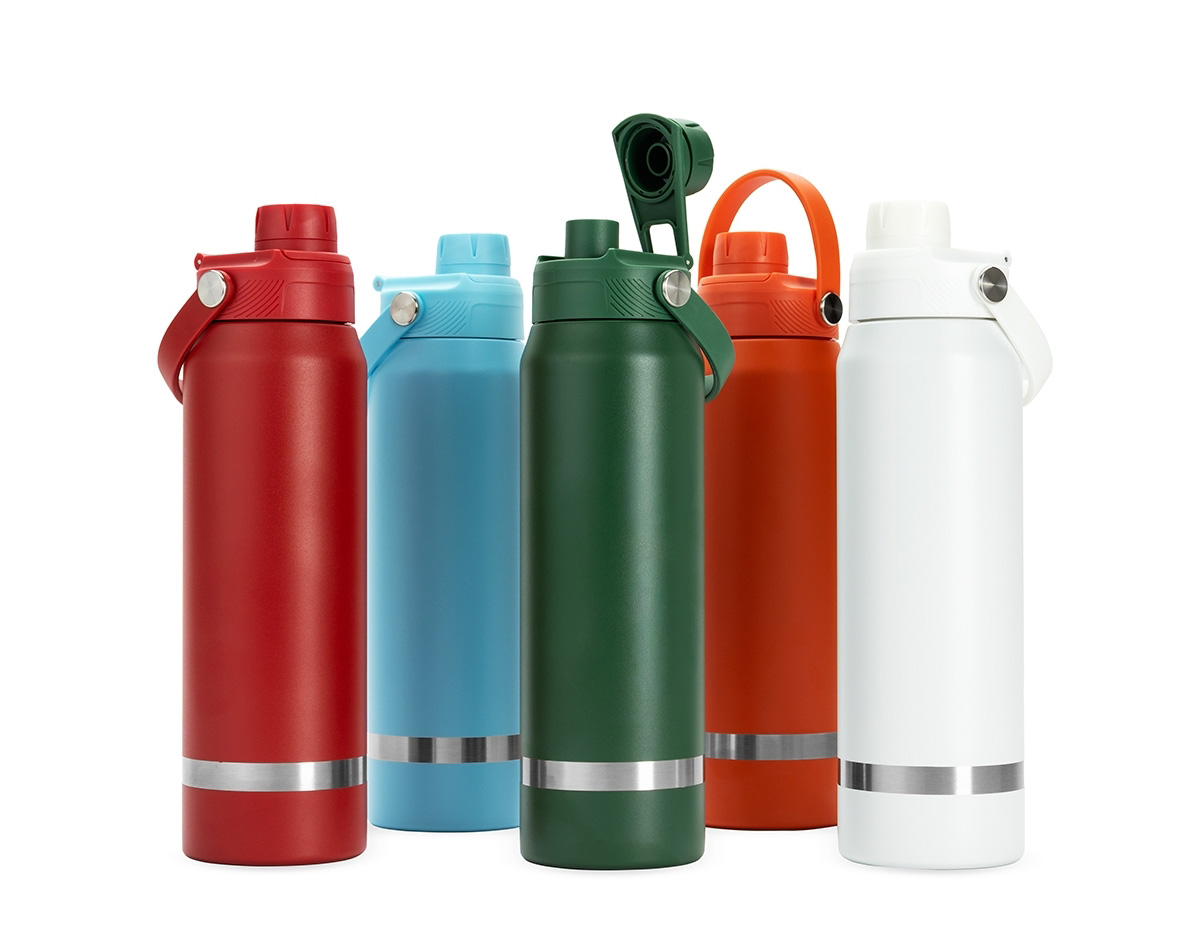 Garrafa térmica em inox 304 com capacidade para até 800ml. Possui estrutura de parede dupla e vedação a vácuo, permitindo a conservação da temperatura de líquidos por mais tempo. Conta ainda com tampa plástica rosqueável com protetor para o bocal, além de alça para transporte.