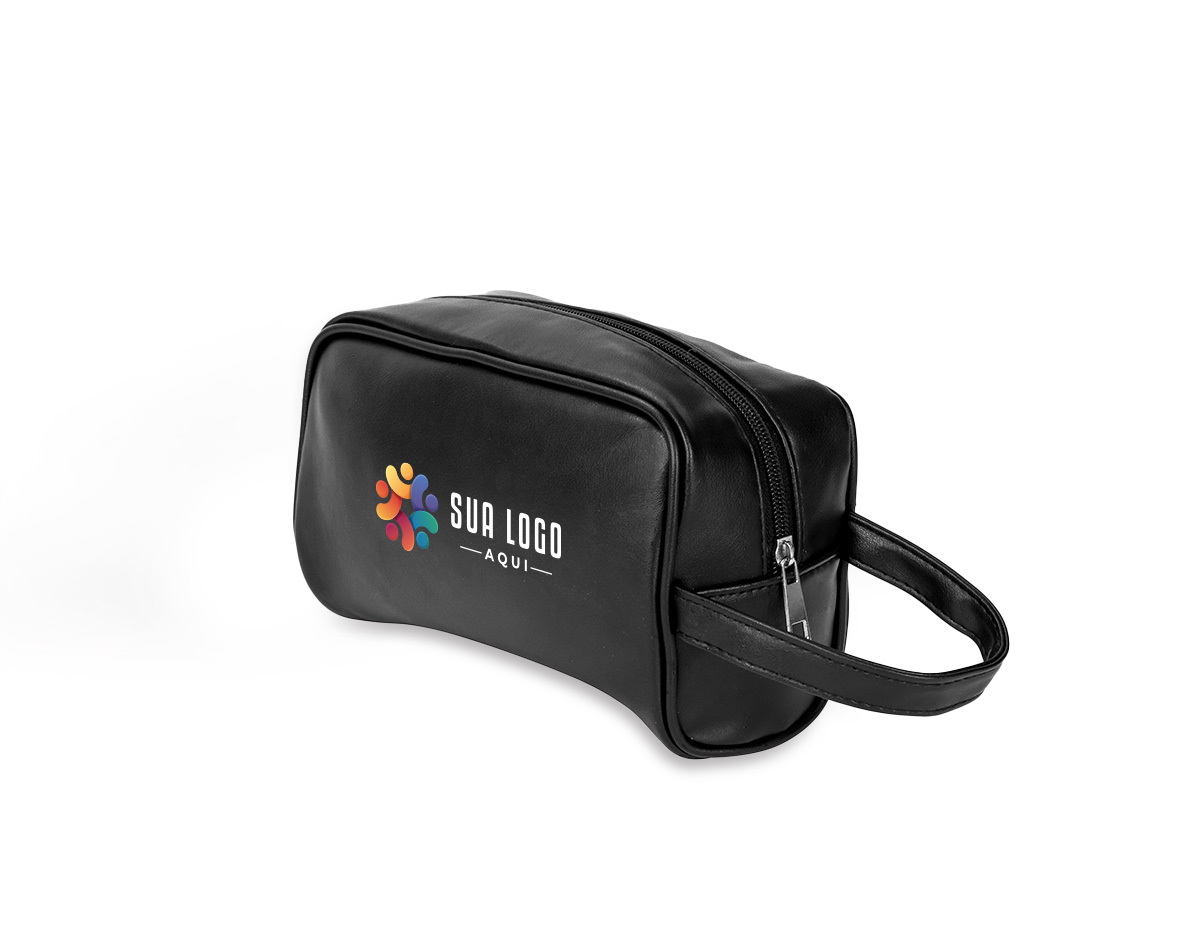 Nécessaire confeccionada em poliuretano (PU) liso impermeável, material que oferece resistência, fácil manutenção e acabamento uniforme. Possui fechamento em zíper que garante segurança no armazenamento de itens pessoais, cosméticos ou acessórios. A alça lateral facilita o transporte e o manuseio em diferentes contextos, como viagens, academia ou rotina profissional. Seu design minimalista valoriza a aplicação de marca de forma discreta e elegante. Um brinde corporativo funcional, durável e de ampla aceitação, pensado para integrar-se naturalmente ao dia a dia do usuário.