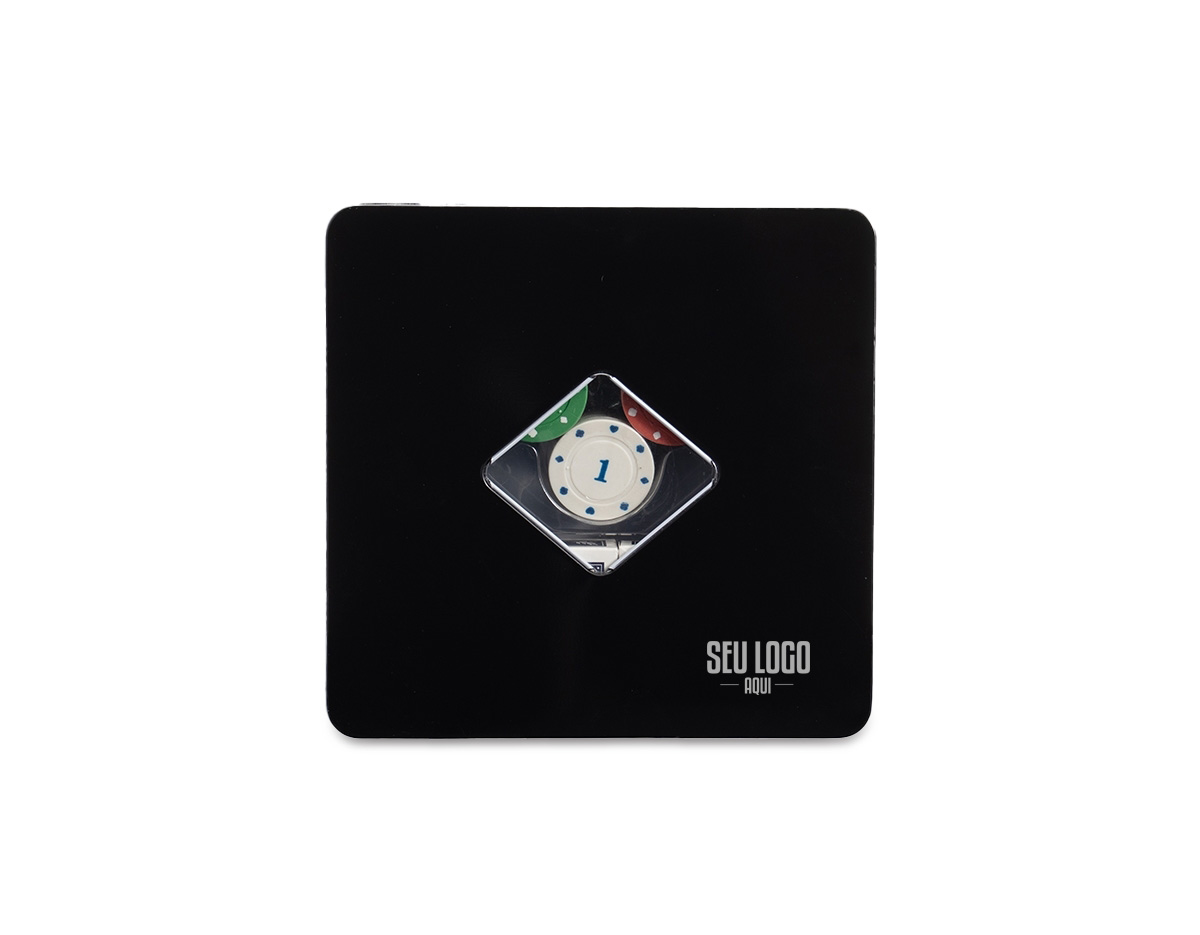 Kit poker formado por dois baralhos completos, com 54 cartas cada, além de uma ficha de dealer e cerca de 100 fichas coloridas, distribuídas em quatro cores com 25 unidades cada. Acompanha um estojo metálico para guardar os itens do conjunto.
