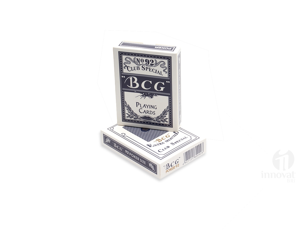 Kit poker formado por dois baralhos completos, com 54 cartas cada, além de uma ficha de dealer e cerca de 100 fichas coloridas, distribuídas em quatro cores com 25 unidades cada. Acompanha um estojo metálico para guardar os itens do conjunto.