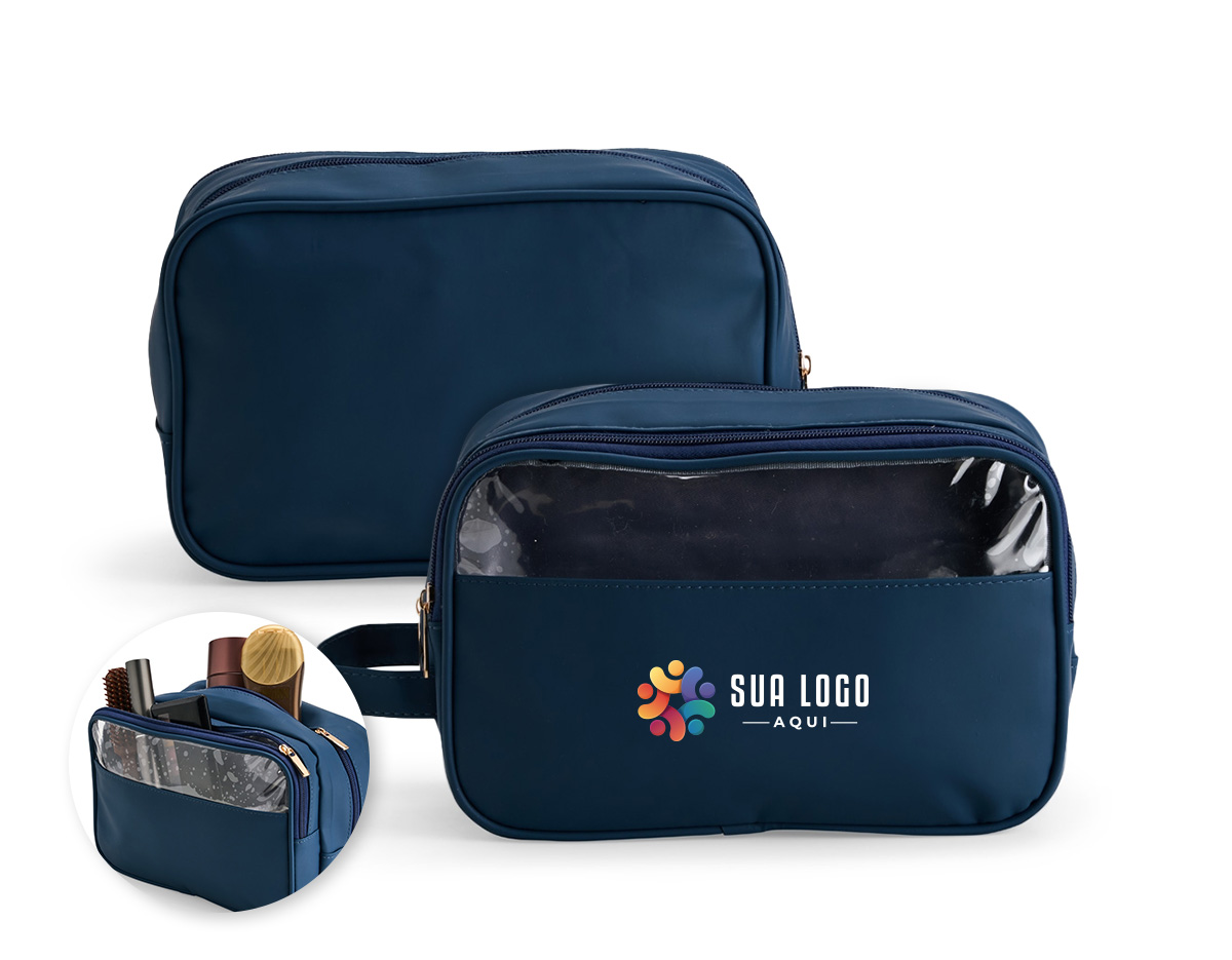 Nécessaire confeccionada em filme sintético de poliuretano impermeável. Possui dois bolsos no compartimento interno principal, sendo um com fechamento em zíper e outro em tela de nylon. Dispõe ainda de compartimento frontal com viseira e revestimento interno em PVC, ideal para guardar itens molhados.