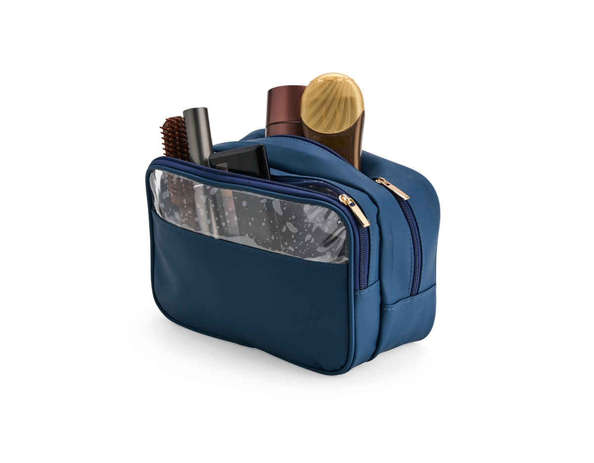 Nécessaire confeccionada em filme sintético de poliuretano impermeável. Possui dois bolsos no compartimento interno principal, sendo um com fechamento em zíper e outro em tela de nylon. Dispõe ainda de compartimento frontal com viseira e revestimento interno em PVC, ideal para guardar itens molhados.