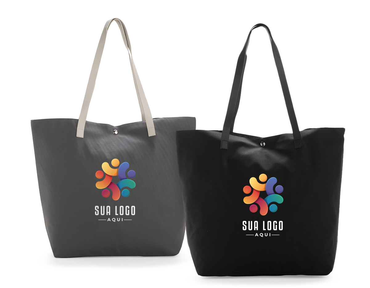 Sacola confeccionada em couro sintético à base de PVC com par de alças de costura externa e botões magnéticos metálicos para fechamento. Possui revestimento interno em poliéster e bolso compacto com fechamento em zíper.