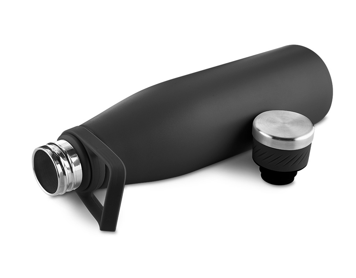 Garrafa térmica de 750 ml com parede dupla em inox (interno 304 / externo 201), acabamento com pintura a pó e tampa em inox 201 com anel de silicone para vedação, possui alça em silicone para transporte.