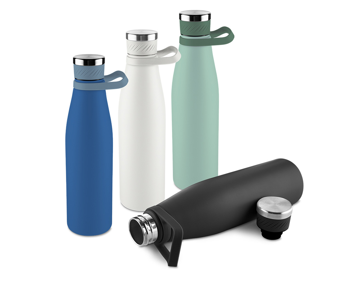 Garrafa térmica de 750 ml com parede dupla em inox (interno 304 / externo 201), acabamento com pintura a pó e tampa em inox 201 com anel de silicone para vedação, possui alça em silicone para transporte.