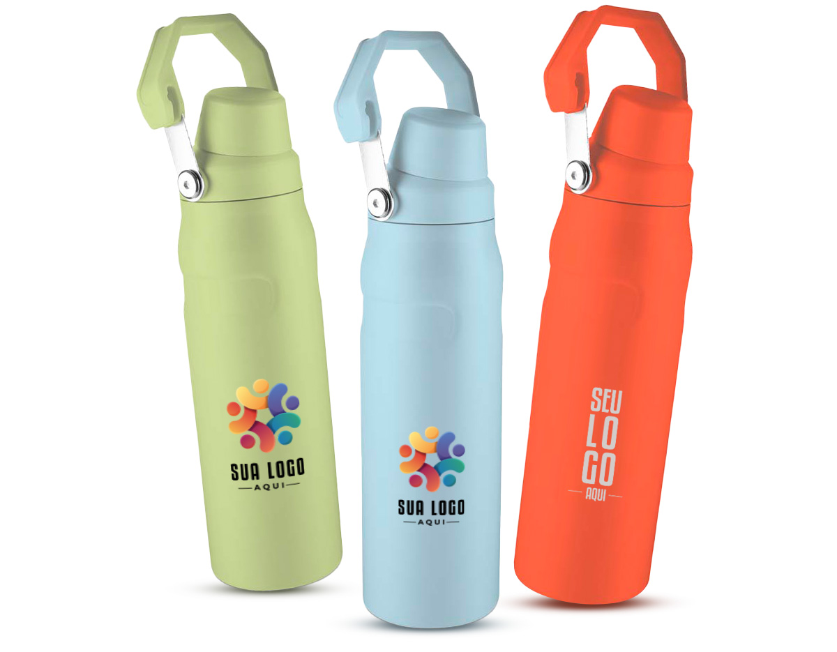 Garrafa térmica de 750 ml com parede dupla em inox, unindo interior 304 e exterior 201 para garantir alta durabilidade e excelente conservação térmica. Possui pintura a pó resistente e acabamento moderno, ideal para destacar sua marca como brinde corporativo. A tampa em plástico PP é removível e pode ser encaixada na alça, oferecendo praticidade no uso diário e tornando o produto ainda mais funcional para diferentes rotinas.