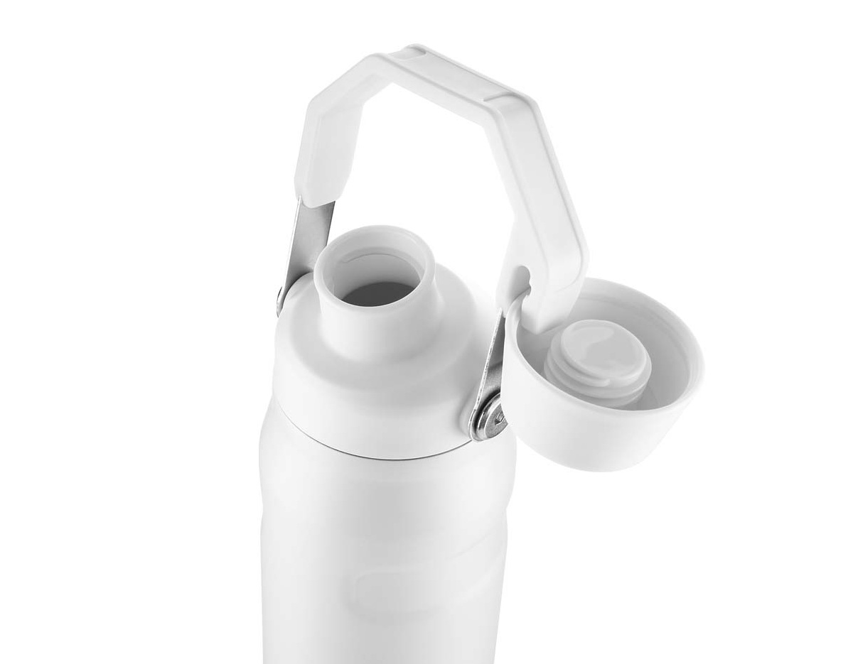 Garrafa térmica de 750 ml com parede dupla em inox, unindo interior 304 e exterior 201 para garantir alta durabilidade e excelente conservação térmica. Possui pintura a pó resistente e acabamento moderno, ideal para destacar sua marca como brinde corporativo. A tampa em plástico PP é removível e pode ser encaixada na alça, oferecendo praticidade no uso diário e tornando o produto ainda mais funcional para diferentes rotinas.