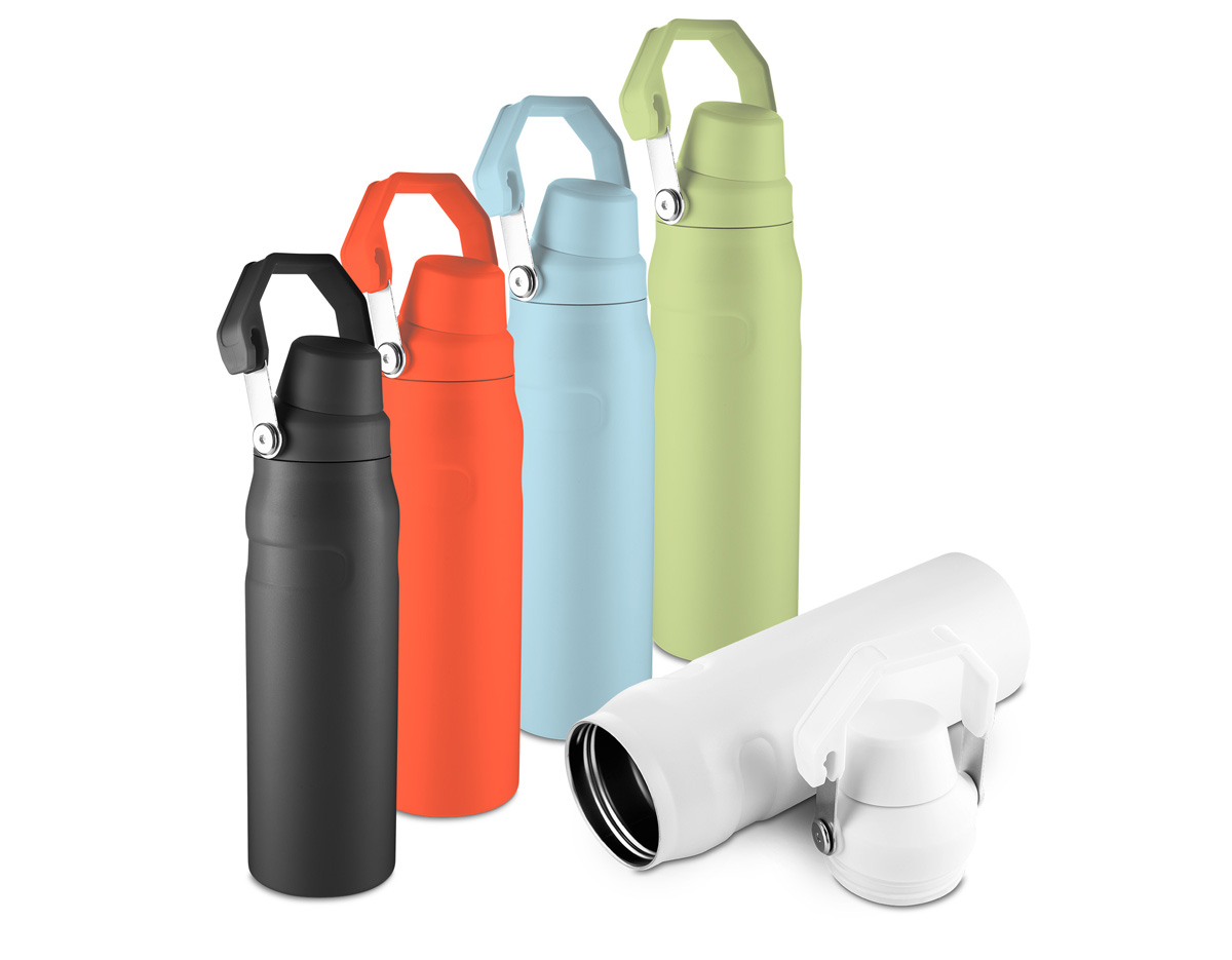 Garrafa térmica de 750 ml com parede dupla em inox, unindo interior 304 e exterior 201 para garantir alta durabilidade e excelente conservação térmica. Possui pintura a pó resistente e acabamento moderno, ideal para destacar sua marca como brinde corporativo. A tampa em plástico PP é removível e pode ser encaixada na alça, oferecendo praticidade no uso diário e tornando o produto ainda mais funcional para diferentes rotinas.