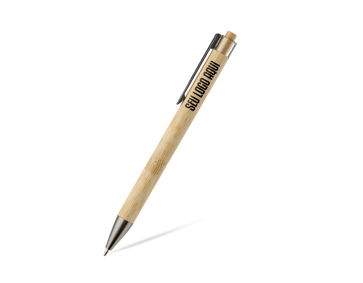 Caneta com corpo e acionador em bambu, que reforça o apelo sustentável do produto. Possui detalhe em plástico no acionador, além de ponteira e clipe em tom cinza fosco, trazendo contraste moderno e elegante. Brinde corporativo funcional, ideal para ações promocionais com foco em sustentabilidade e uso diário.
