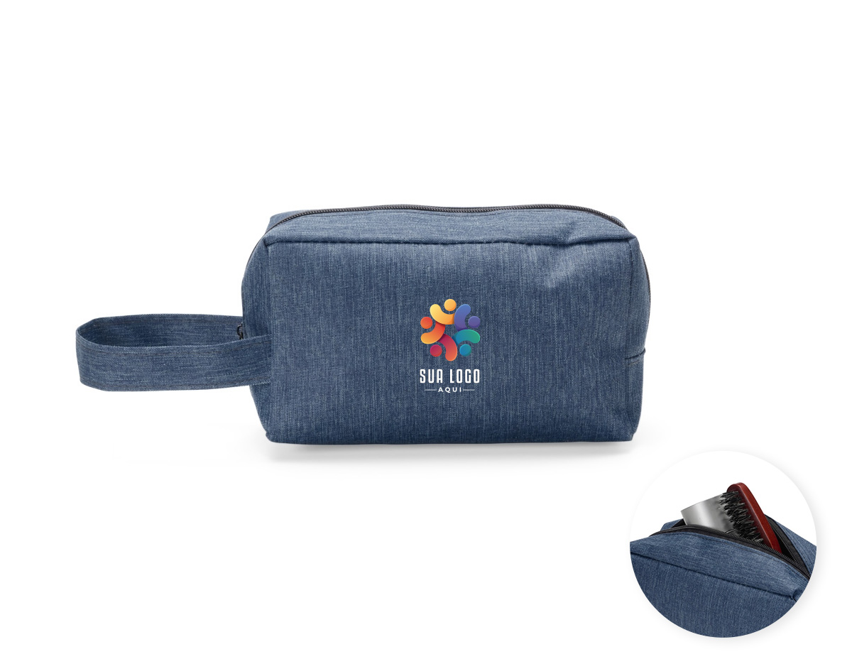 Nécessaire resistente à água, confeccionada em poliéster com mescla de PVC, ideal para proteger itens pessoais no dia a dia ou em viagens. Possui fechamento em zíper e alça de mão lateral, garantindo praticidade no transporte. Um brinde corporativo funcional, moderno e versátil, perfeito para ações promocionais e valorização da marca.