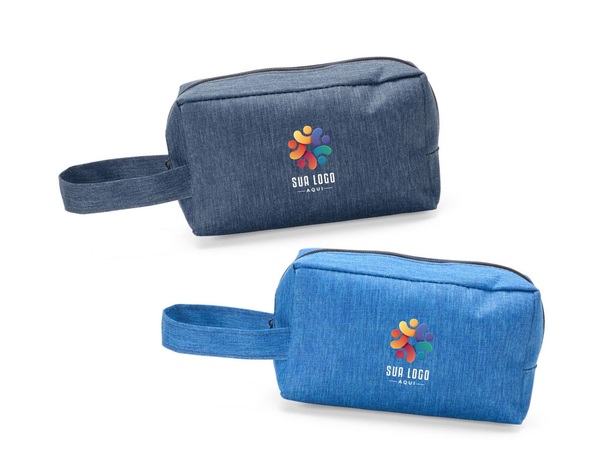 Nécessaire resistente à água, confeccionada em poliéster com mescla de PVC, ideal para proteger itens pessoais no dia a dia ou em viagens. Possui fechamento em zíper e alça de mão lateral, garantindo praticidade no transporte. Um brinde corporativo funcional, moderno e versátil, perfeito para ações promocionais e valorização da marca.