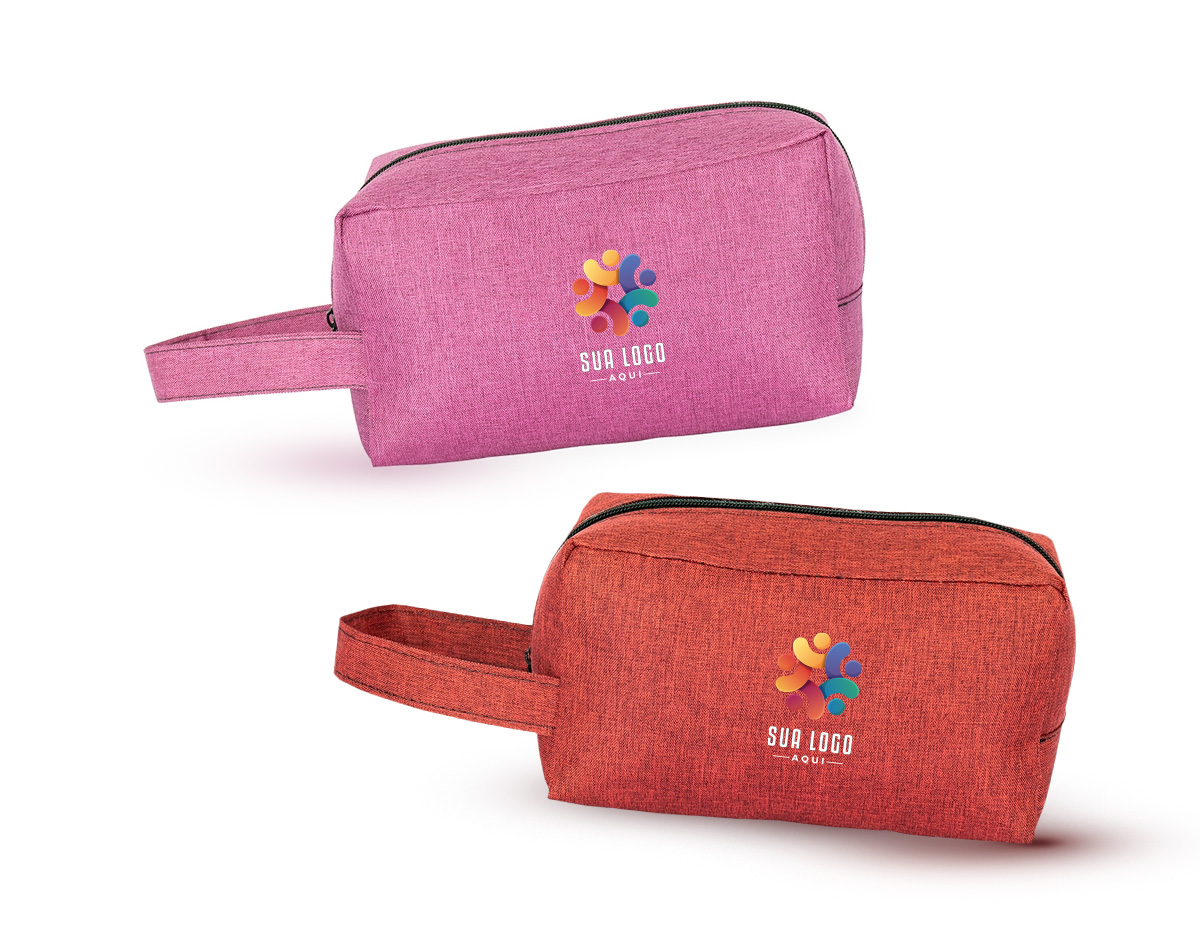 Nécessaire resistente à água, confeccionada em poliéster com mescla de PVC, ideal para proteger itens pessoais no dia a dia ou em viagens. Possui fechamento em zíper e alça de mão lateral, garantindo praticidade no transporte. Um brinde corporativo funcional, moderno e versátil, perfeito para ações promocionais e valorização da marca.