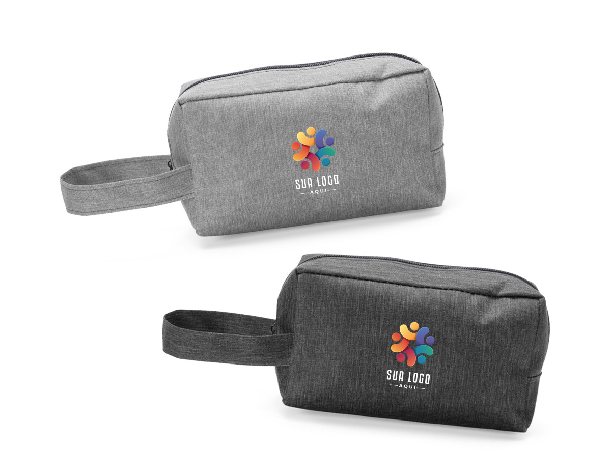 Nécessaire resistente à água, confeccionada em poliéster com mescla de PVC, ideal para proteger itens pessoais no dia a dia ou em viagens. Possui fechamento em zíper e alça de mão lateral, garantindo praticidade no transporte. Um brinde corporativo funcional, moderno e versátil, perfeito para ações promocionais e valorização da marca.
