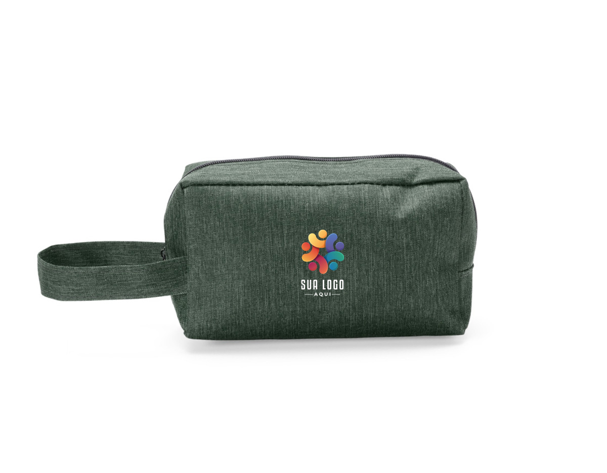 Nécessaire resistente à água, confeccionada em poliéster com mescla de PVC, ideal para proteger itens pessoais no dia a dia ou em viagens. Possui fechamento em zíper e alça de mão lateral, garantindo praticidade no transporte. Um brinde corporativo funcional, moderno e versátil, perfeito para ações promocionais e valorização da marca.