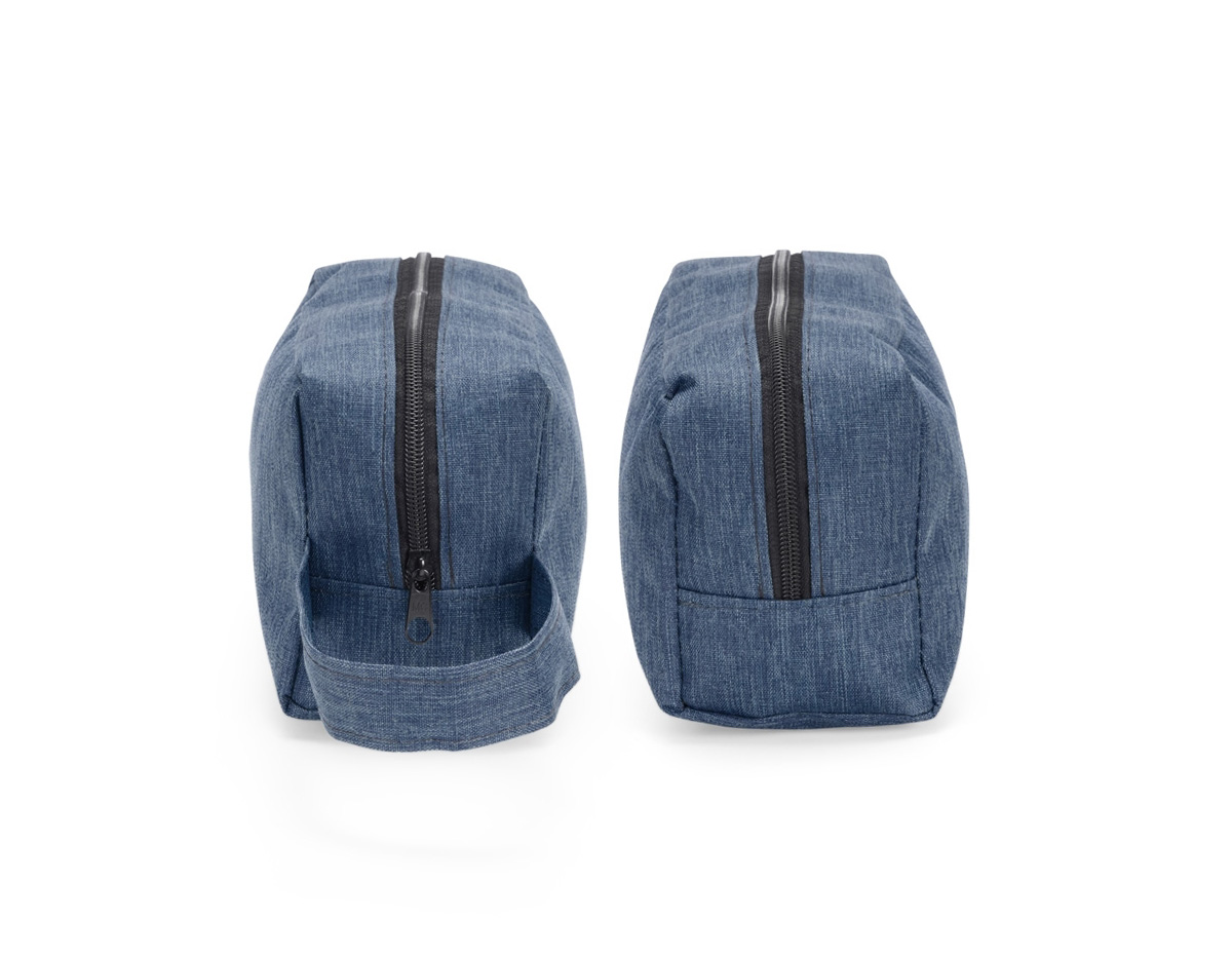 Nécessaire resistente à água, confeccionada em poliéster com mescla de PVC, ideal para proteger itens pessoais no dia a dia ou em viagens. Possui fechamento em zíper e alça de mão lateral, garantindo praticidade no transporte. Um brinde corporativo funcional, moderno e versátil, perfeito para ações promocionais e valorização da marca.