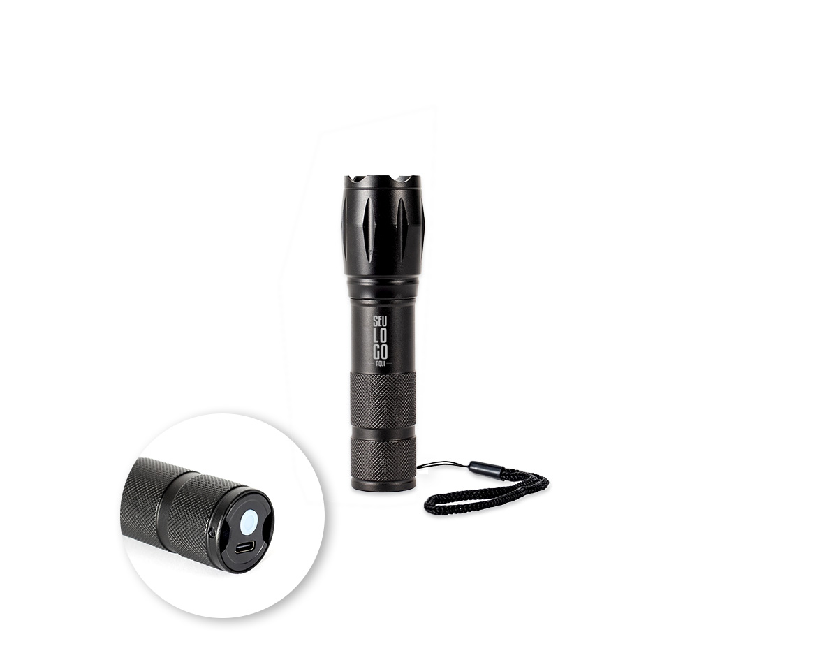 Lanterna LED recarregável com estrutura metálica resistente, ideal para uso diário ou emergências. Possui ajuste de zoom, três níveis de intensidade de luz e botão liga/desliga de fácil acionamento. Conta com entrada USB-C para recarga e acompanha cordão de nylon e cabo USB-C, sendo um brinde corporativo funcional e de alto valor agregado.