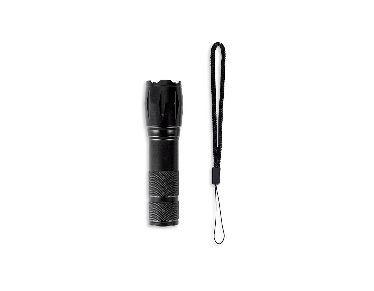 Lanterna LED recarregável com estrutura metálica resistente, ideal para uso diário ou emergências. Possui ajuste de zoom, três níveis de intensidade de luz e botão liga/desliga de fácil acionamento. Conta com entrada USB-C para recarga e acompanha cordão de nylon e cabo USB-C, sendo um brinde corporativo funcional e de alto valor agregado.