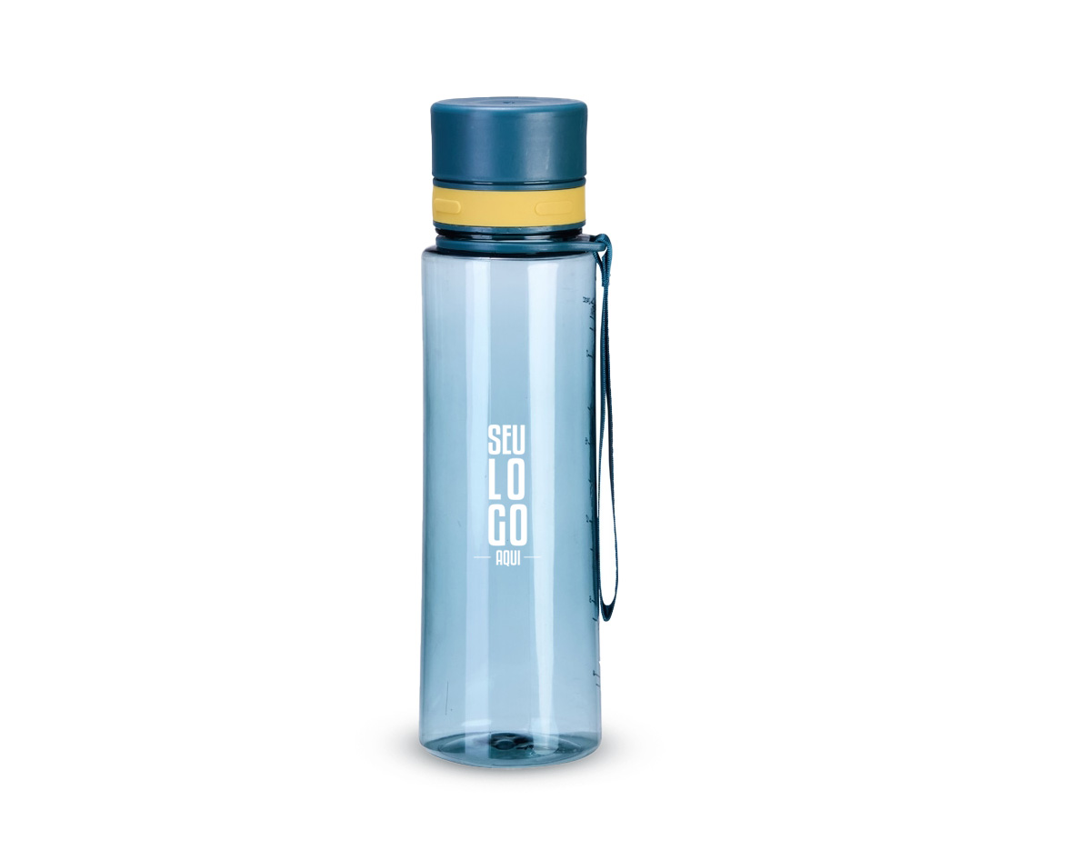 Garrafa plástica com capacidade máxima de 780ml e marcação de volume. Possui tampa rosqueável com protetor para o bocal, revestimento emborracado e alça em nylon para transporte.