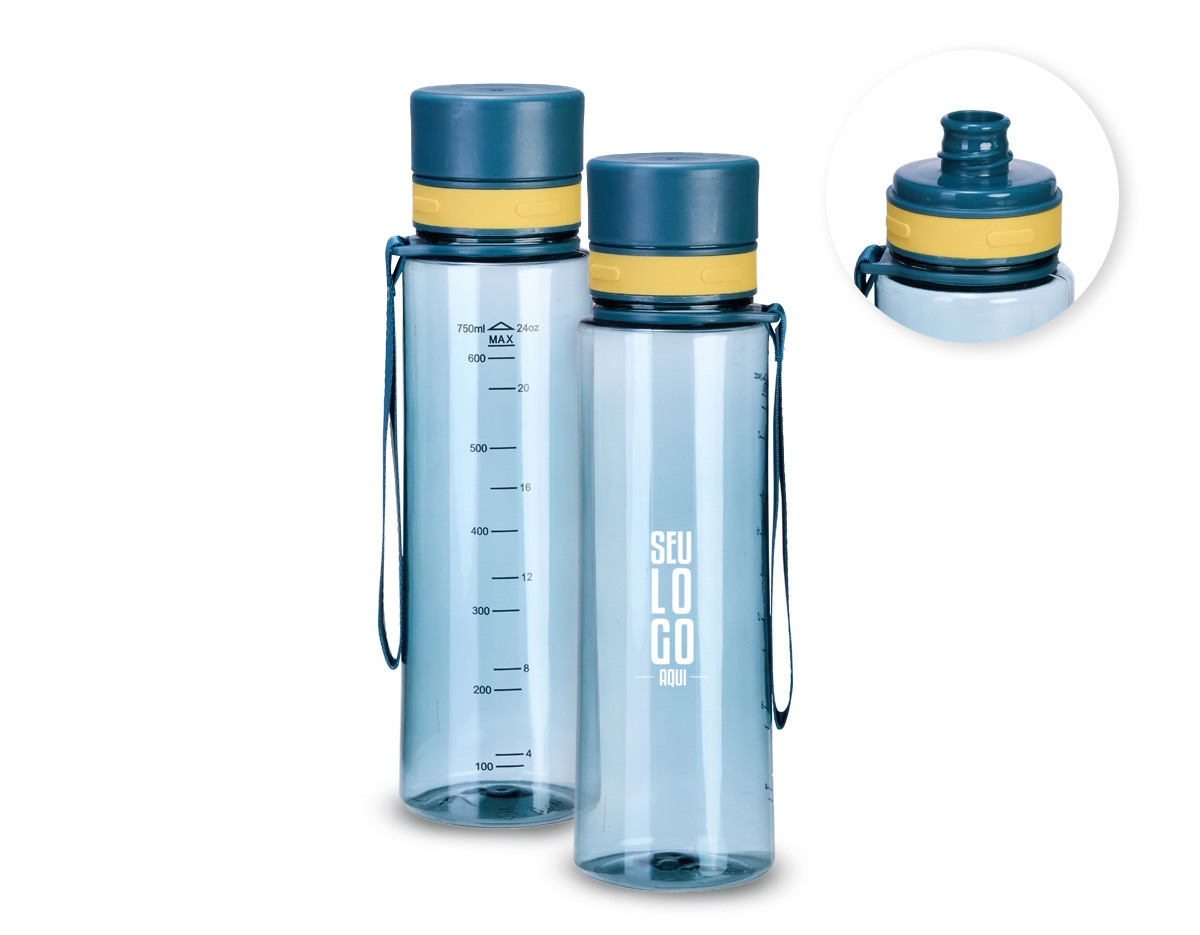 Garrafa plástica com capacidade máxima de 780ml e marcação de volume. Possui tampa rosqueável com protetor para o bocal, revestimento emborracado e alça em nylon para transporte.
