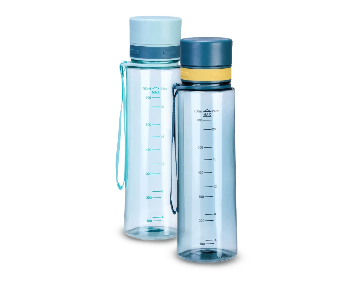 Garrafa plástica com capacidade máxima de 780ml e marcação de volume. Possui tampa rosqueável com protetor para o bocal, revestimento emborracado e alça em nylon para transporte.