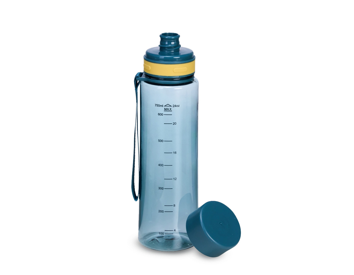 Garrafa plástica com capacidade máxima de 780ml e marcação de volume. Possui tampa rosqueável com protetor para o bocal, revestimento emborracado e alça em nylon para transporte.