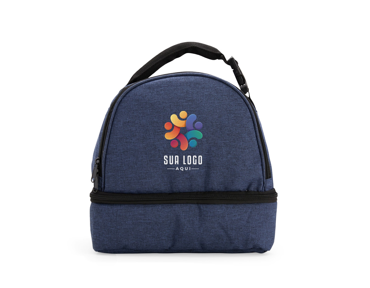 Bolsa térmica dupla confeccionada em poliéster 300D resistente à água, pensada para quem valoriza organização e praticidade. Sua capacidade total é de 8 litros, distribuídos em dois compartimentos independentes com revestimento interno em PEVA: o compartimento superior comporta até 5 litros, enquanto o inferior comporta até 3 litros, permitindo separar alimentos e bebidas com eficiência térmica. Conta com alça superior com engate em plástico, que facilita o transporte no dia a dia. Um brinde corporativo funcional, moderno e alinhado a rotinas ativas.