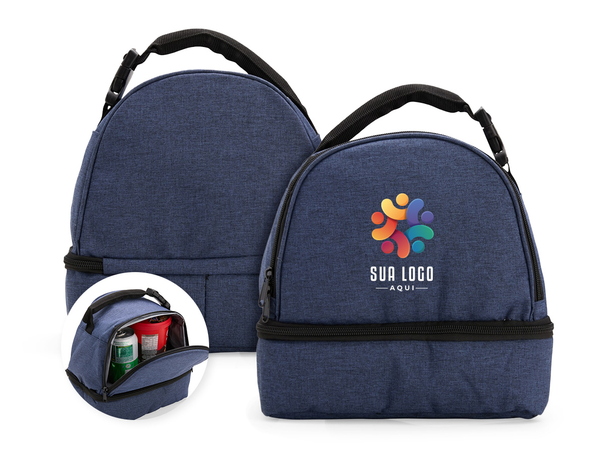 Bolsa térmica dupla confeccionada em poliéster 300D resistente à água, pensada para quem valoriza organização e praticidade. Sua capacidade total é de 8 litros, distribuídos em dois compartimentos independentes com revestimento interno em PEVA: o compartimento superior comporta até 5 litros, enquanto o inferior comporta até 3 litros, permitindo separar alimentos e bebidas com eficiência térmica. Conta com alça superior com engate em plástico, que facilita o transporte no dia a dia. Um brinde corporativo funcional, moderno e alinhado a rotinas ativas.