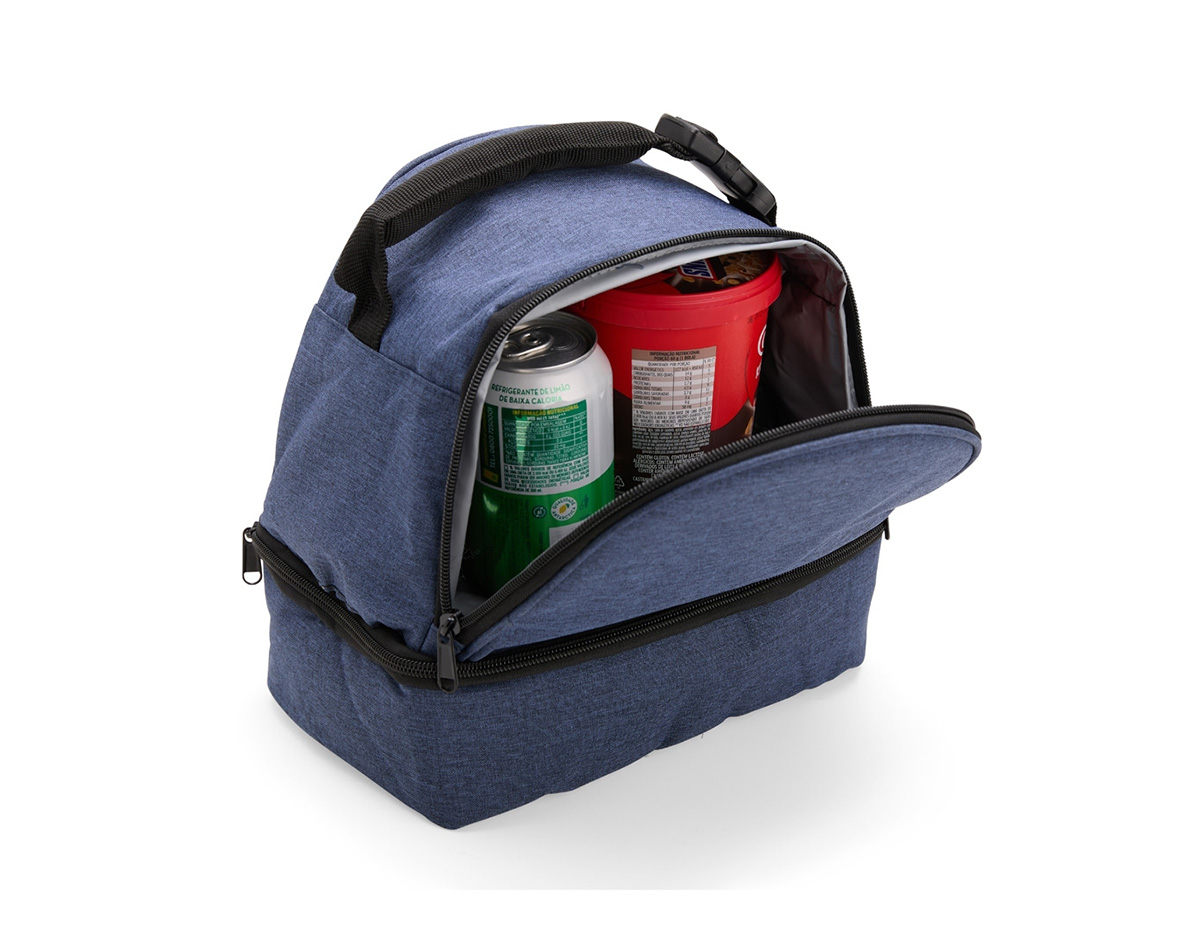 Bolsa térmica dupla confeccionada em poliéster 300D resistente à água, pensada para quem valoriza organização e praticidade. Sua capacidade total é de 8 litros, distribuídos em dois compartimentos independentes com revestimento interno em PEVA: o compartimento superior comporta até 5 litros, enquanto o inferior comporta até 3 litros, permitindo separar alimentos e bebidas com eficiência térmica. Conta com alça superior com engate em plástico, que facilita o transporte no dia a dia. Um brinde corporativo funcional, moderno e alinhado a rotinas ativas.
