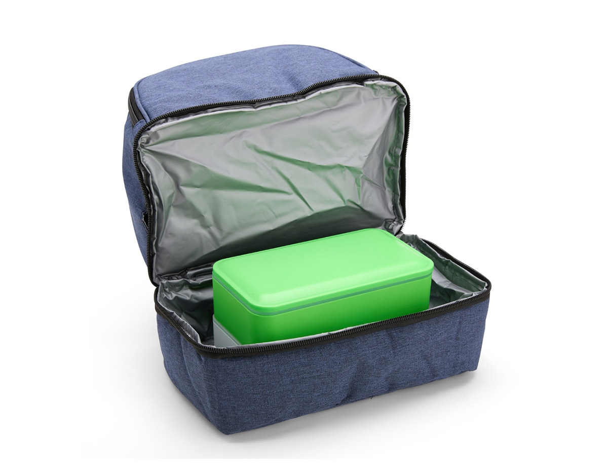 Bolsa térmica dupla confeccionada em poliéster 300D resistente à água, pensada para quem valoriza organização e praticidade. Sua capacidade total é de 8 litros, distribuídos em dois compartimentos independentes com revestimento interno em PEVA: o compartimento superior comporta até 5 litros, enquanto o inferior comporta até 3 litros, permitindo separar alimentos e bebidas com eficiência térmica. Conta com alça superior com engate em plástico, que facilita o transporte no dia a dia. Um brinde corporativo funcional, moderno e alinhado a rotinas ativas.