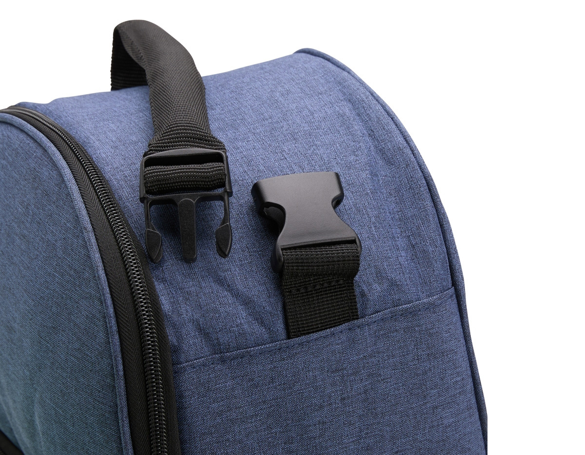 Bolsa térmica dupla confeccionada em poliéster 300D resistente à água, pensada para quem valoriza organização e praticidade. Sua capacidade total é de 8 litros, distribuídos em dois compartimentos independentes com revestimento interno em PEVA: o compartimento superior comporta até 5 litros, enquanto o inferior comporta até 3 litros, permitindo separar alimentos e bebidas com eficiência térmica. Conta com alça superior com engate em plástico, que facilita o transporte no dia a dia. Um brinde corporativo funcional, moderno e alinhado a rotinas ativas.