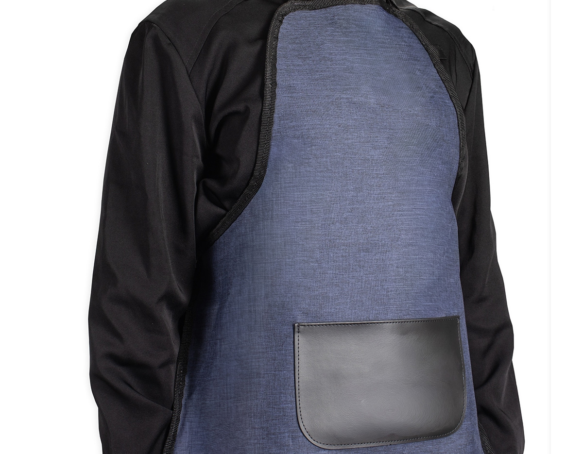 Avental resistente à água confeccionado em poliéster mesclado com PVC. Possui bolso com revestimento interno em bidim e alças para pescoço e cintura ajustáveis.