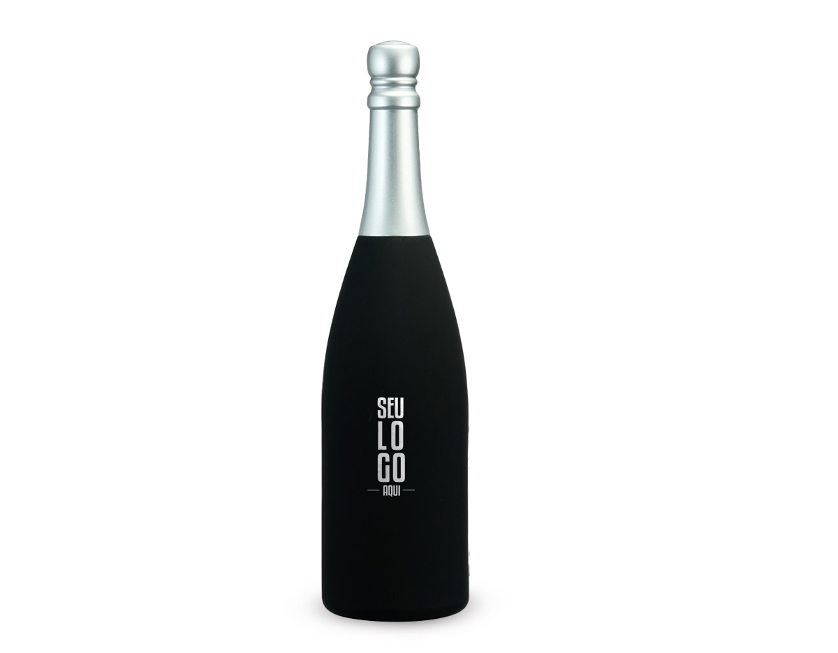 Kit vinho com cinco peças dispostas em um estojo no formato de garrafa, fechamento imantado e interior com berço em espuma. O conjunto contém: tampa de bico, bico condutor com tampa, saca-rolhas metálico três em um com lâmina de corte e abridor de garrafa, um wine collar e cortador de lacre.