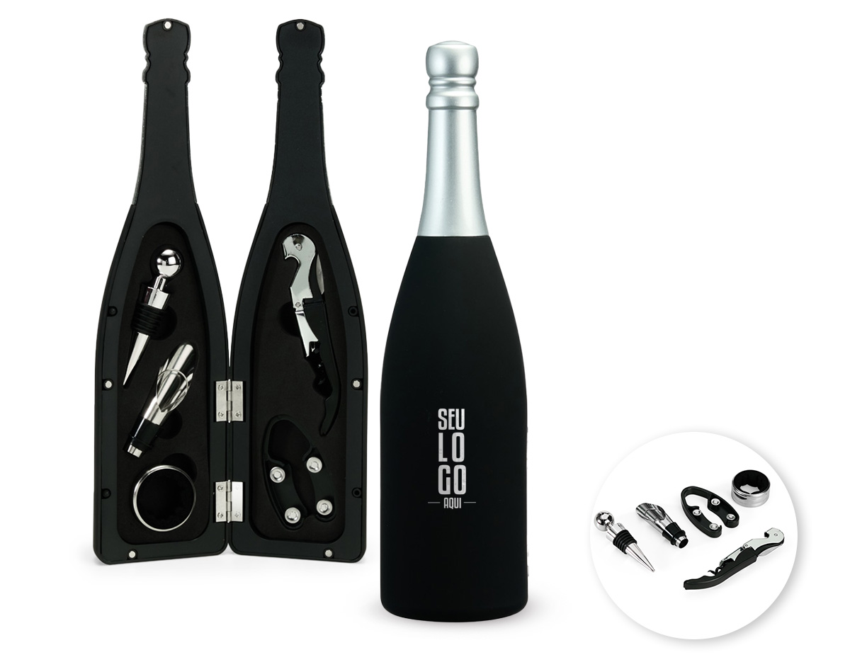 Kit vinho com cinco peças dispostas em um estojo no formato de garrafa, fechamento imantado e interior com berço em espuma. O conjunto contém: tampa de bico, bico condutor com tampa, saca-rolhas metálico três em um com lâmina de corte e abridor de garrafa, um wine collar e cortador de lacre.