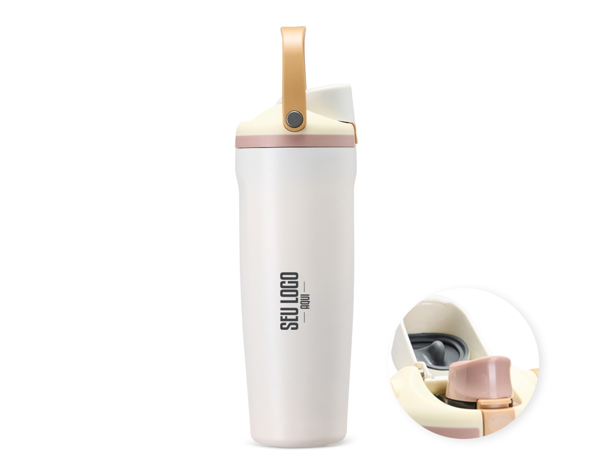 Garrafa térmica em inox com capacidade para até 850ml. Conta com estrutura de parede dupla e vedação a vácuo, ajudando a conservar a temperatura dos líquidos por mais tempo. Possui tampa rosqueável em plástico com protetor para o bocal, botão de acionamento, trava de segurança e alça de mão para transporte. Acompanha canudo para encaixe interno na tampa.