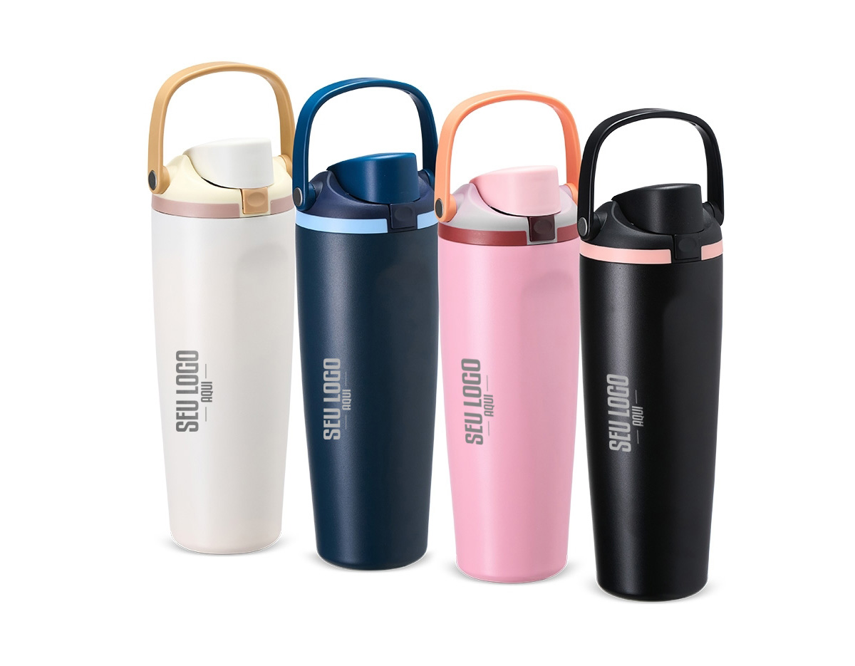 Garrafa térmica em inox com capacidade para até 850ml. Conta com estrutura de parede dupla e vedação a vácuo, ajudando a conservar a temperatura dos líquidos por mais tempo. Possui tampa rosqueável em plástico com protetor para o bocal, botão de acionamento, trava de segurança e alça de mão para transporte. Acompanha canudo para encaixe interno na tampa.