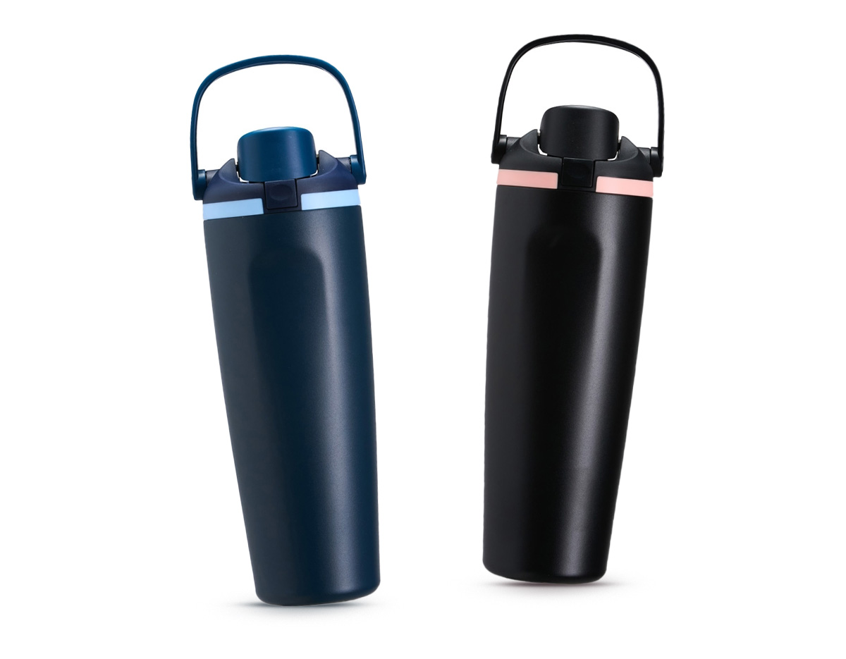 Garrafa térmica em inox com capacidade para até 850ml. Conta com estrutura de parede dupla e vedação a vácuo, ajudando a conservar a temperatura dos líquidos por mais tempo. Possui tampa rosqueável em plástico com protetor para o bocal, botão de acionamento, trava de segurança e alça de mão para transporte. Acompanha canudo para encaixe interno na tampa.