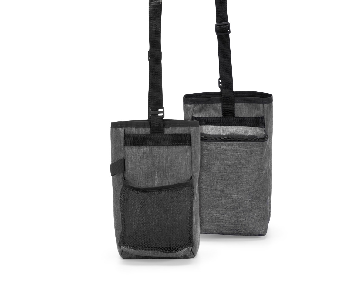 Bolsa confeccionada em poliéster mesclado com PVC, resistente à água e sem fechamento principal. Possui dois compartimentos externos: um bolso em tela de nylon e outro com fechamento em zíper. Dispõe ainda de alça transversal ajustável.