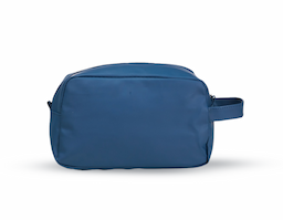 Nécessaire confeccionada em couro sintético impermeável, material que oferece resistência, fácil limpeza e acabamento elegante. Possui compartimento principal com fechamento em zíper, garantindo segurança no armazenamento de itens pessoais. Conta com bolso frontal externo que amplia a organização e facilita o acesso a objetos de uso frequente. Dispõe ainda de alça de mão para transporte prático e duas alças menores, ideais para fixação de chaveiro ou gancho. Um brinde corporativo funcional e sofisticado, que une utilidade real, durabilidade e excelente presença de marca no dia a dia.