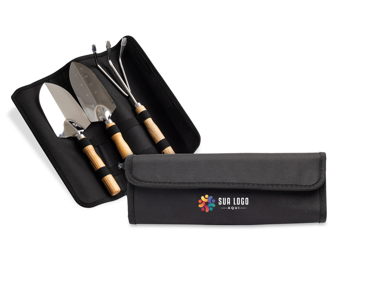 Kit de jardinagem com três peças em aço inox 410, que garante resistência e durabilidade, e cabos de madeira para melhor manuseio. Inclui ancinho de três pontas, pazinha estreita e pazinha larga. Acompanha estojo em tecido Oxford com fechamento em velcro, facilitando o transporte e a organização. Um brinde corporativo prático, funcional e sustentável.