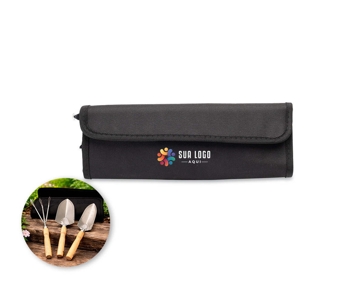 Kit de jardinagem com três peças em aço inox 410, que garante resistência e durabilidade, e cabos de madeira para melhor manuseio. Inclui ancinho de três pontas, pazinha estreita e pazinha larga. Acompanha estojo em tecido Oxford com fechamento em velcro, facilitando o transporte e a organização. Um brinde corporativo prático, funcional e sustentável.